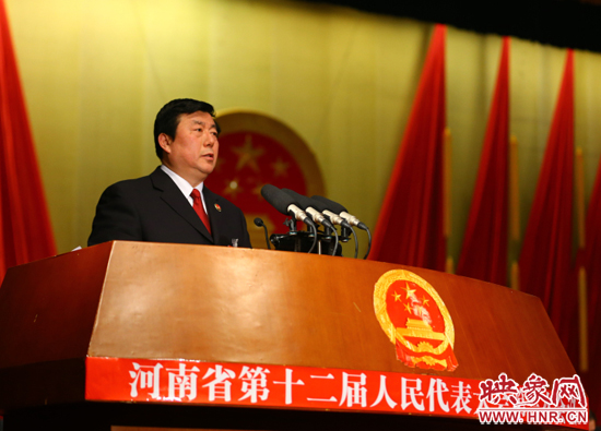 省人民檢察院檢察長(zhǎng)蔡寧向大會(huì)作工作報(bào)告。
