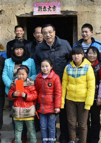 27日，李克強到安康旬陽金坡村看望留守兒童。