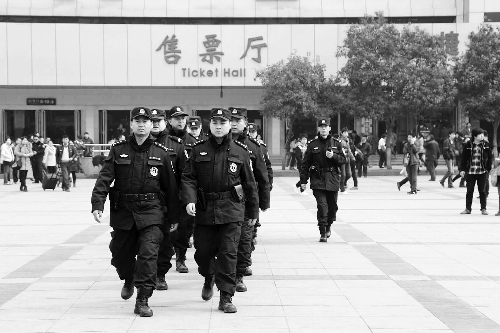 3月2日，鄭州市特警加強(qiáng)對人員密集場所的武裝巡邏。