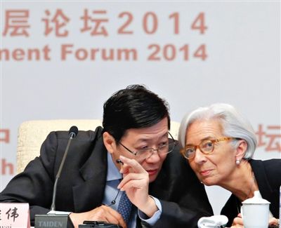 “中國發展高層論壇2014開幕式”上，國際貨幣基金組織總裁拉加德與中國財政部部長樓繼偉（左）討論。