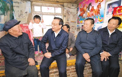 3月27日，李克強在內蒙古自治區翁牛特旗橋頭鎮太平莊村看望貧困戶。