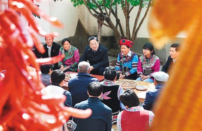 3月24日，俞正聲在云南省武定縣插甸鄉彝族小院農戶家中進行座談交流，聽取基層黨員群眾意見建議。
