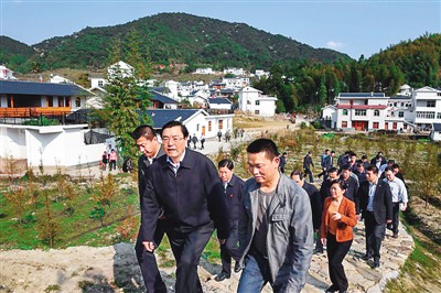 3月25日，張德江在福建省上杭縣古田鎮吳地村看望群眾。