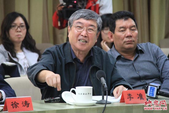 著名評論家李準正在發言