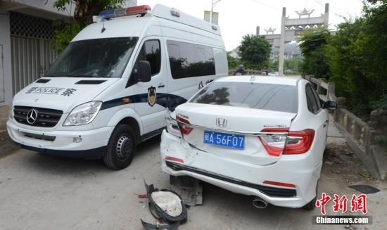  4月28日，福建省福州市閩侯縣發(fā)生一起惡性駕車撞人事件，圖為被撞車輛損毀嚴重。經(jīng)初查，該肇事男子叫林某新（漢族，37歲，福州長樂人），因婚姻問題，情緒失控，駕車從閩侯縣青口鎮(zhèn)往尚干鎮(zhèn)方向，沿奔馳大道行駛，連續(xù)撞人。中新社發(fā) 劉可耕 攝