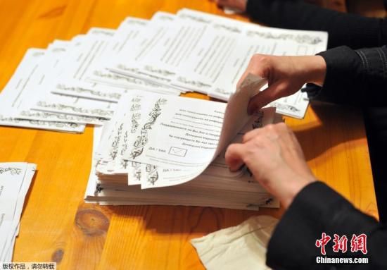 　　當(dāng)?shù)貢r(shí)間2014年5月11日，烏克蘭東部地區(qū)選舉工作人員開始公投計(jì)票工作。