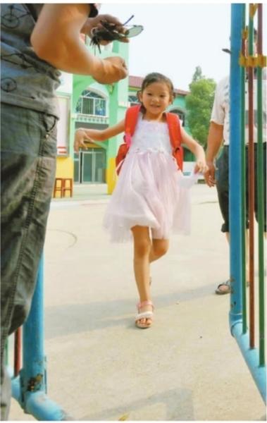 　　昨日，潛江市浩口鎮(zhèn)第三小學(xué)已被戒嚴(yán)，下午幼兒園學(xué)生放學(xué)時，一些家長前來接孩子