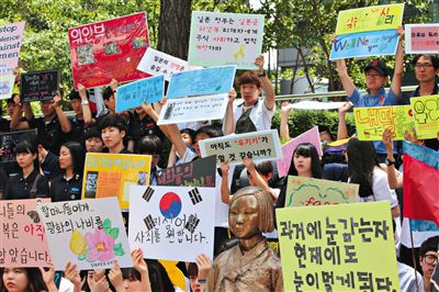 6月4日,韓國(guó)首爾,韓國(guó)慰安婦和民眾在日本駐韓大使館門前集會(huì),要求日本政府承認(rèn)并解決慰安婦問(wèn)題。