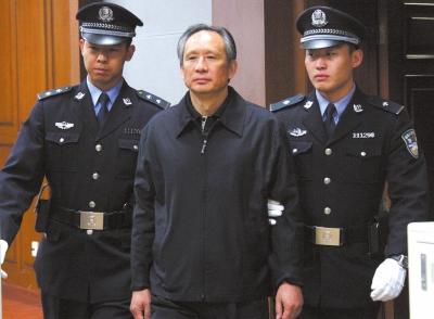 昨天，被告人張曙光在法庭上聽取宣判。新華社發