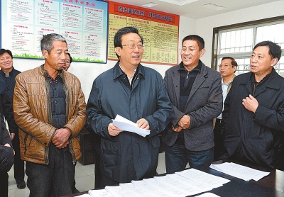 11月25日下午，省委書記、省人大常委會主任郭庚茂在延津縣石婆固鎮集北村與村民親切交談。