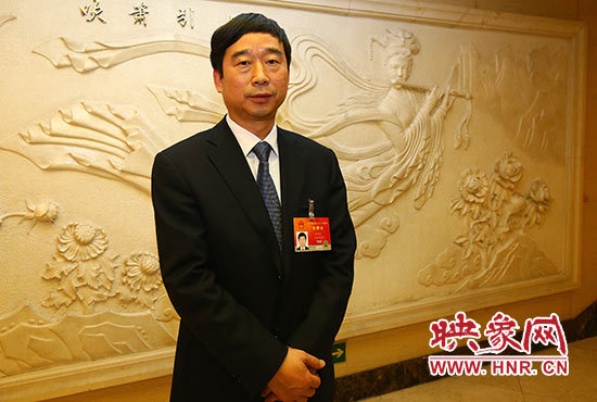 全國人大代表、信陽市委副書記、市長喬新江表示，信陽明港機場將成為鄭州航空港區有效補充。