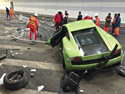 大屯路隧道內，事故現場百余米長的隔離欄被撞倒，事故一側全是隔離欄以及車身的碎片。新京報記者 浦峰 攝