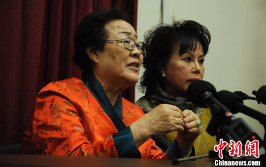 圖為慰安婦受害者李容洙（Lee Yong Soo。圖左）發(fā)表講話，要求安倍正式道歉。