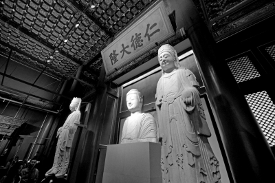      北齊石佛像和菩薩像。京華時報記者 王海欣 攝