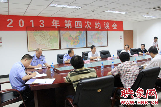 7月4日，河南省公安廳高速交警總隊(duì)聯(lián)合有關(guān)部門，對(duì)9家多次違法的企業(yè)所屬車輛嚴(yán)重違法情況進(jìn)行通報(bào)。