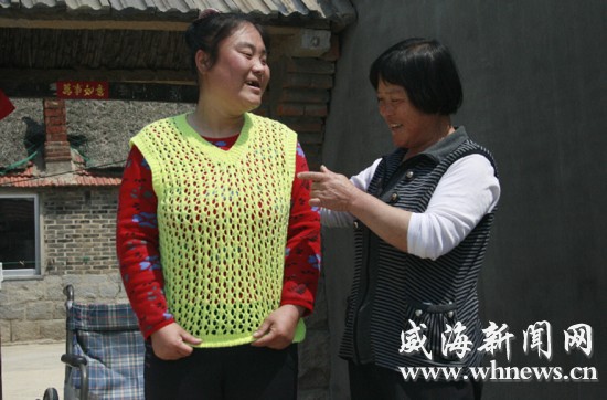王炳鳳正在陪女兒鍛煉。記者 李偉 攝