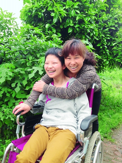 黃揚和母親許秀梅在陽光下好開心。（黃珊攝）