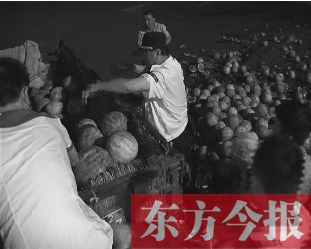 昨日凌晨，鄭州街頭，眾多愛心市民幫瓜農撿拾西瓜