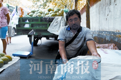 錢包就裝在這個編織袋里，枕在老陳頭下，沒想到還是被偷走了 實習生 唐韜/攝