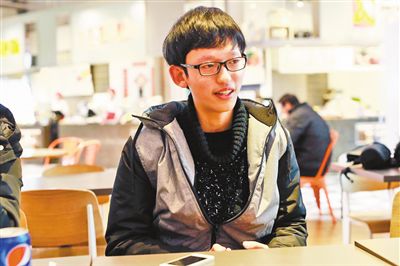 何琦驍收到了紐約大學阿布扎比分校的錄取通知書。記者 許恢毅 攝