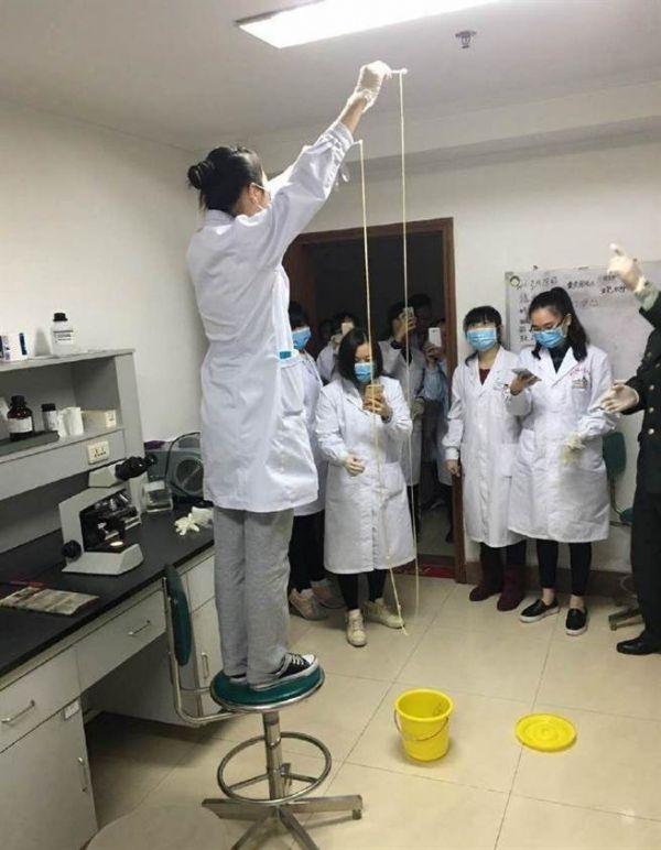 愛吃生肉惹的禍！男子體內取出5米長寄生蟲(圖)