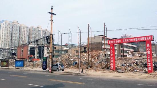 015年5月31日，在社區(qū)干部的帶頭拆遷下，親賢社區(qū)的“城中村改造”拉開帷幕。由于前期“清產(chǎn)核資”及補償標準等因素，拆遷改造工作推進并不順利。圖為位于體育西路東側(cè)集體所有的商鋪率先被拆遷完畢，用于遮擋的圍擋正在施工中。（拍攝：2015年9月16日）