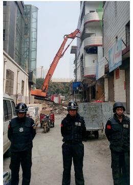 根據(jù)《太原市和小 店區(qū)平陽路街道親賢城中村改造拆遷安置補償方案》，結合親賢實際，親賢社區(qū)補償安置采取“商業(yè)用房安置+小戶型公寓住宅安置+貨幣補償”的方式，其中每分 （0.1 畝）置換商業(yè)用房50平方米+小戶型公寓住宅80平方米+貨幣補償20萬元人民幣。（拍攝：2015年9月17日）