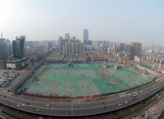 2016年4月，經(jīng)過持續(xù)攻堅，親賢社區(qū)西北片區(qū)的拆遷工作基本告一段落，但在鋪設了防塵綠網(wǎng)的空地中，至今仍有3戶居民選擇了“堅守”。(拍攝：2016年4月4日)