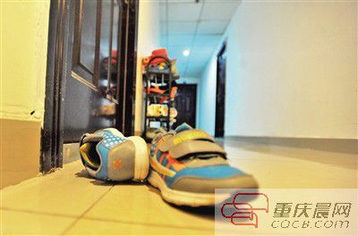 出事小孩的鞋子凌亂地擺放在自家門前。