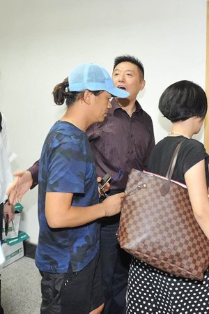 新京報快訊(記者劉洋)今天上午9時許，王寶強在律師張起淮的陪同下到北京朝陽法院，起訴離婚并交納訴訟費。王寶強方預估財產總額至少在1個億，法院遂按照1億元暫計財產價值，依據《訴訟費交納辦法》收取了訴訟費24.9575萬元。