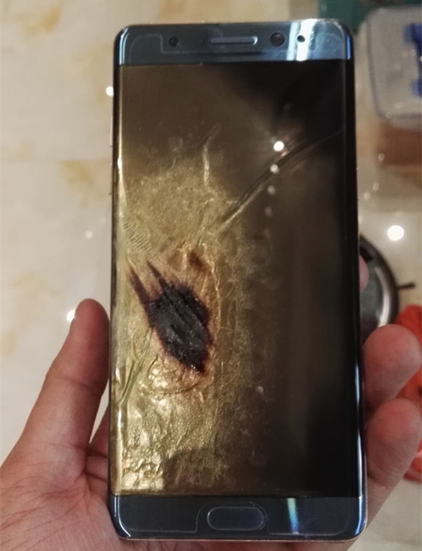 此外，該用戶還曬出了此前收到手機時在發在朋友圈的開箱圖，這款珊瑚藍版Note7是在9月2日左右拿到貨，從三星官網查詢這臺機器的IMEI號碼可知，該機的意外損壞保險服務開始時間為9月3號，并非三星官方召回的1858臺測試體驗機。