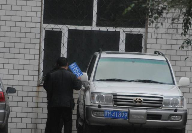 黑龍江一局長開假牌車 記者調查對方稱“整死你”