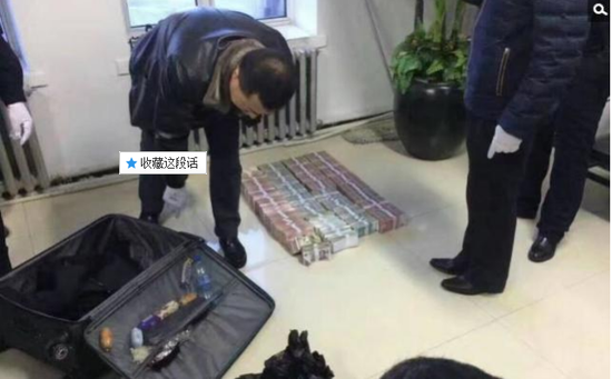 京華時報訊昨天凌晨1點左右，黑龍江省密山市一銀行金庫發生搶劫案。一名身穿迷彩服男子準備劫取現金時被發現，致一名金庫值守人員死亡，隨后棄款而逃。目前，該男子尚未歸案，案件正在全力偵辦中。