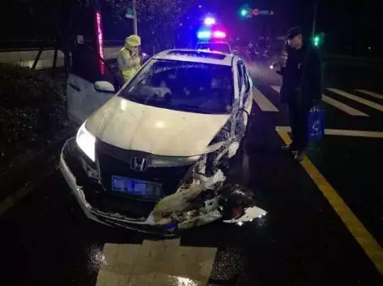 今天凌晨，杭州一對環衛工夫婦被車撞進錢塘江