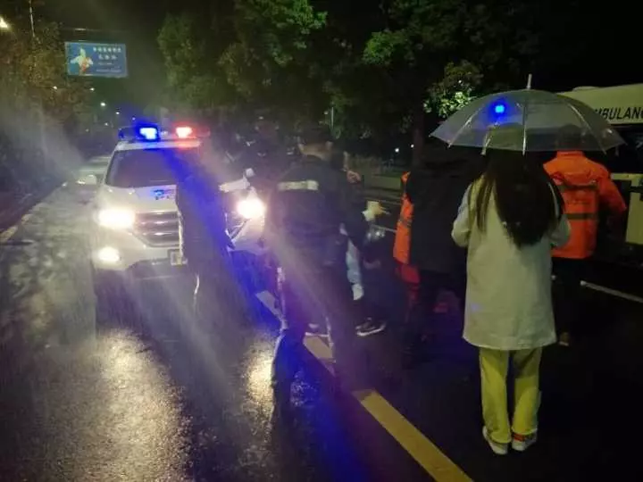 今天凌晨，杭州一對環衛工夫婦被車撞進錢塘江