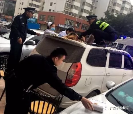 ▲女子跌落至一面包車車頂，民警和醫護人員將其救下。