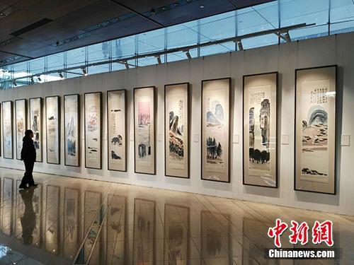 齊白石作品《山水十二條屏》在北京展出。<a target='_blank' _fcksavedurl='http://www.chinanews.com/' _fcksavedurl='http://www.chinanews.com/' >中新網(wǎng)</a>記者 宋宇晟 攝 齊白石作品《山水十二條屏》在北京展出。<a target='_blank' _fcksavedurl='http://www.chinanews.com/' _fcksavedurl='http://www.chinanews.com/' >中新網(wǎng)</a>記者 宋宇晟 攝