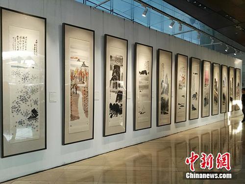 齊白石作品《山水十二條屏》在北京展出。<a target='_blank' _fcksavedurl='http://www.chinanews.com/' _fcksavedurl='http://www.chinanews.com/' >中新網(wǎng)</a>記者 宋宇晟 攝 齊白石作品《山水十二條屏》在北京展出。<a target='_blank' _fcksavedurl='http://www.chinanews.com/' _fcksavedurl='http://www.chinanews.com/' >中新網(wǎng)</a>記者 宋宇晟 攝