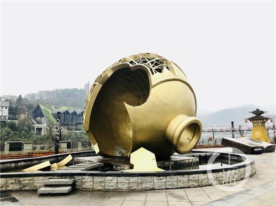 △茅臺(tái)鎮(zhèn)1915廣場著名的“壇碎”雕塑。