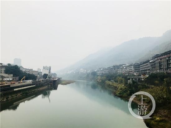 △赤水河兩岸的茅臺(tái)鎮(zhèn)有著超過2000家白酒經(jīng)營戶。