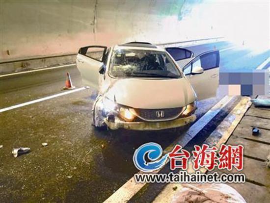 小車在龍巖高速隧道內翻車，擋風玻璃脫落。 臺海網 圖
