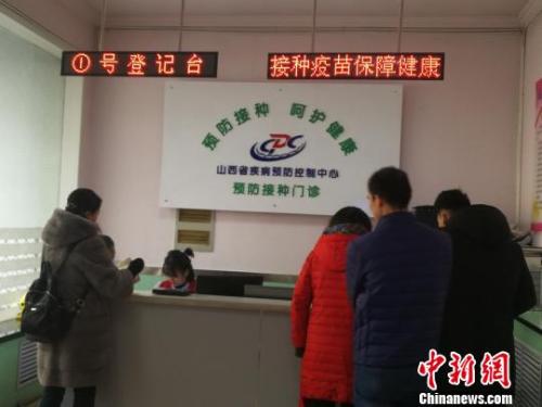當日，山西省疾病預防控制中心門診部擠滿了前來接種和咨詢四價宮頸癌疫苗的女性。 范麗芳 攝