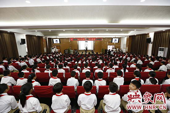 “快樂(lè)過(guò)暑期，安全數(shù)第一”系列活動(dòng)新聞發(fā)布會(huì)在河南省鄭州市天明路小學(xué)大禮堂舉辦