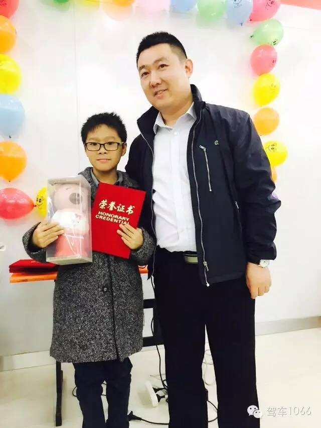 我是小小銀行家，來跟行長合個影哦