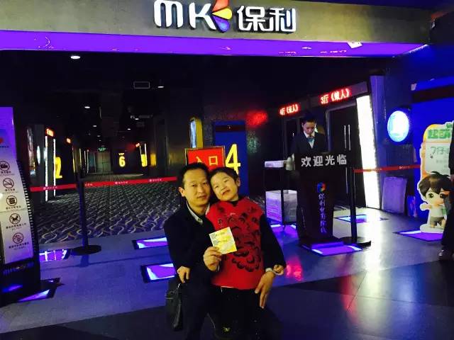 再來看兩個萌娃，表情都好有戲！