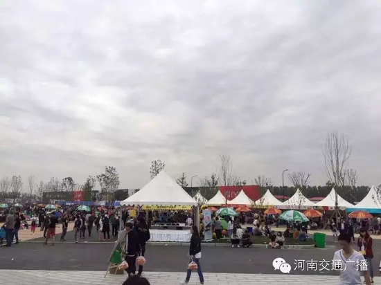 雖然天空已經(jīng)烏云密布，但大家的熱情絲毫不減！