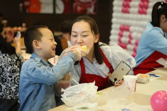 首次下廚的小男子漢，最想分享的人當然是最愛的媽媽