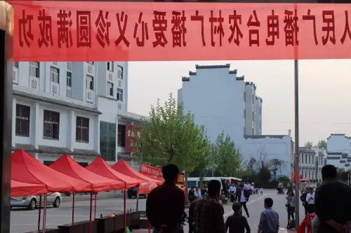 在大家的齊心努力下，終于在天黑前將第二天義診活動場地搭建好了。