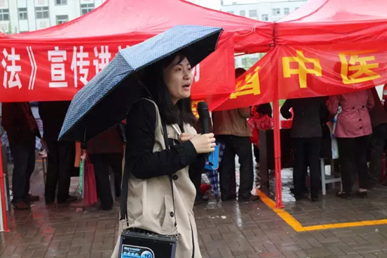 《健康河南》主播柳青也一直在雨中，不畏寒冷，引導大家排隊掛號，指路，排憂解難……