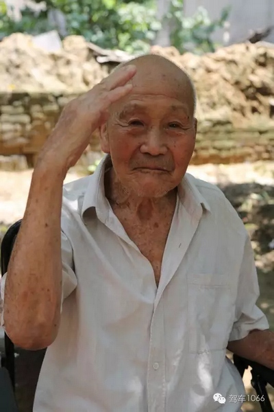 老兵身子骨不行了，九十多歲了……也許軍禮不那么標準了，但是這一幕還是感動到了我們……